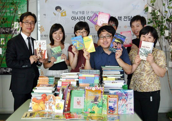 [책날개를단아시아] 책기증 -국제워크캠프기구_ 203명 8개국 428권의 아시아책 썸네일 이미지