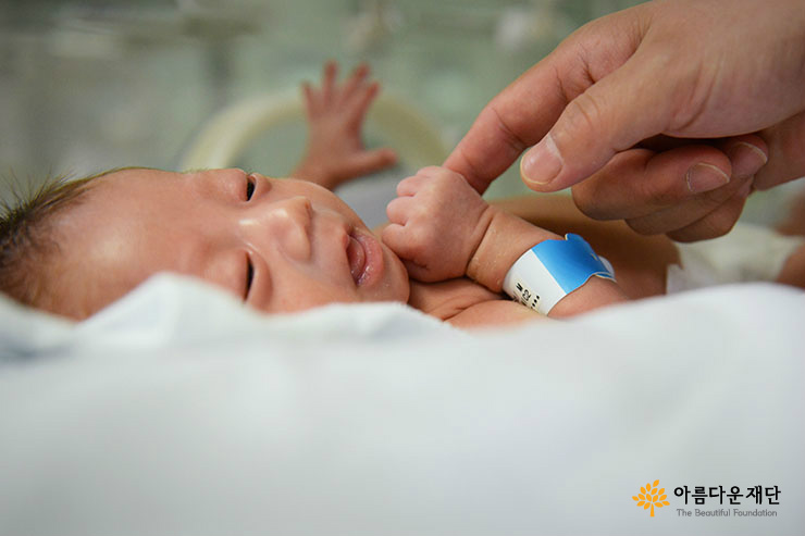 “사랑을 부르는 주문” – 이주노동자 부부의 세쌍둥이 이른둥이 이야기 썸네일 이미지