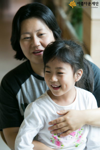 아직은 엄마 사랑이 필요한 7살 다경이