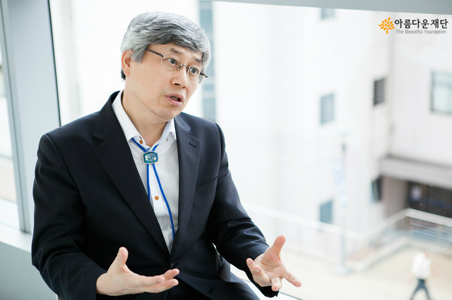 더 오래, 더 멀리, 더 깊이 다가가는 의료사회복지를 꿈꿉니다_ 다솜이작은숨결살리기 전문위원 가톨릭대 이광재 교수 썸네일 이미지