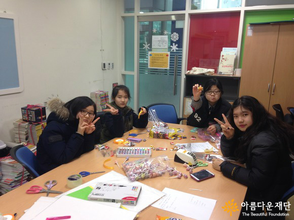 [반디3기]나눔교육 반디는 리얼이다 – 폐지 줍는 어르신을 돕는 캠페인 : 도토리 책날개 썸네일 이미지