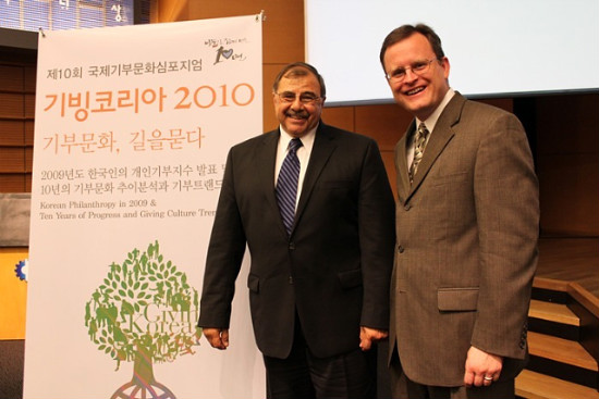 한국인 10년간 기부 2배 늘어, 기부결정에는 투명성을 가장 중요시 : 기빙코리아 2010 조사결과 발표 썸네일 이미지