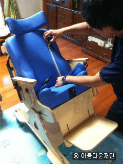 보조기구를 통해 새 희망을 찾아갑니다. 썸네일 이미지