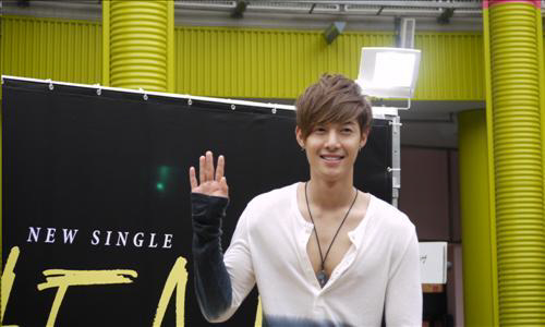 [언론]’통큰’ 김현중 팬클럽, 독거노인 위해 1천만원 기부 썸네일 이미지