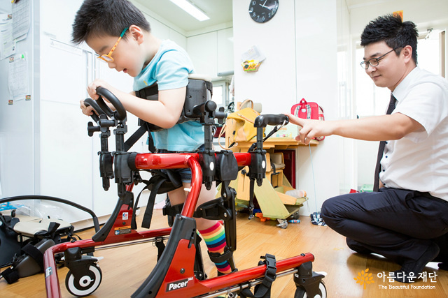 한 발짝 더 나아간 그 자리에서 지원하다 -장애아동청소년 맞춤형 보조기구 지원사업 썸네일 이미지