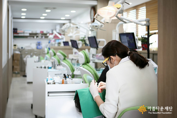 아픈 치아 속의 아픈 삶을 헤아리는 의사 – 저소득 근로자 치과치료 지원사업 썸네일 이미지