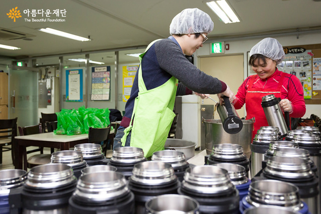 고립의 벽을 소통의 다리로 만드는 국 한 그릇 – 홀로사는 어르신을 위한 국배달 지원사업 썸네일 이미지