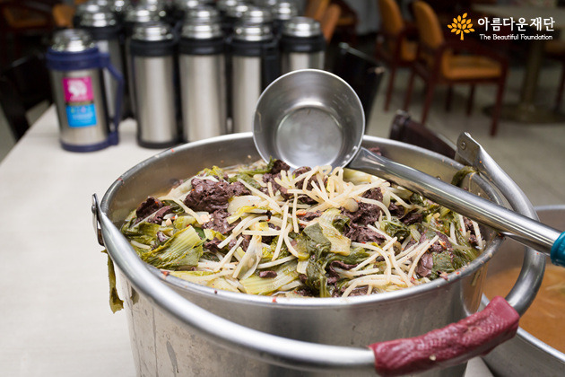 오늘은 국 배달하는 날 – 홀로사는 어르신을 위한 국배달 지원사업 썸네일 이미지