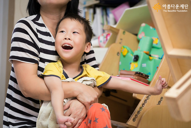 미소천사를 위한 희망의 디딤돌 – 장애아동청소년 맞춤형 보조기구 지원사업 썸네일 이미지