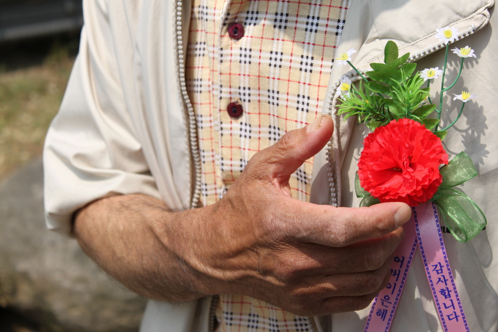 [달리아란의 사진일기 #2] 할아버지의 낡은 구두와 카네이션 썸네일 이미지