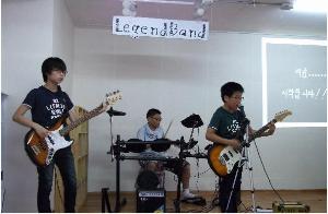 무거운 어깨, 외로운 길 위의 아이들을 위해 썸네일 이미지