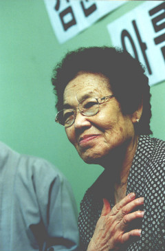 [아름다운재단10년, 10개의 감동① 2000년] 세상에서 가장 아름답게 돈 쓰기 썸네일 이미지