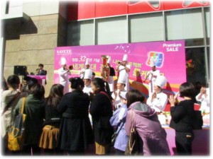 롯데백화점 본점의 창립 32주년 기념 기부 썸네일 이미지