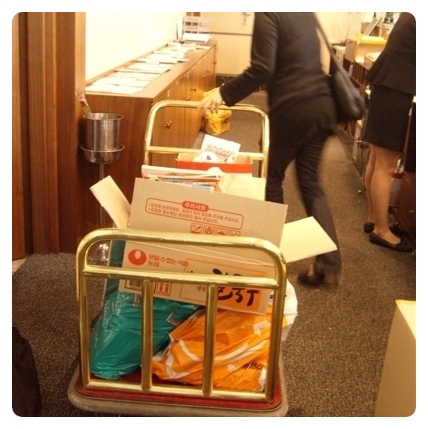 [책날개를단아시아] 아시아책 대박! _ 케세이페시픽 여승무원의 아시아책 기증 썸네일 이미지