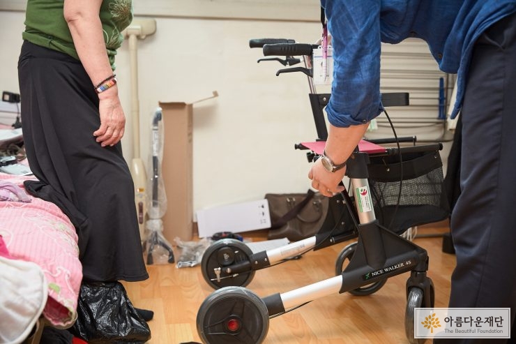 [노인 낙상예방 보조기구 지원사업] 좋은 길을 걷고, 사람을 만나고, 함께 웃어요 썸네일 이미지