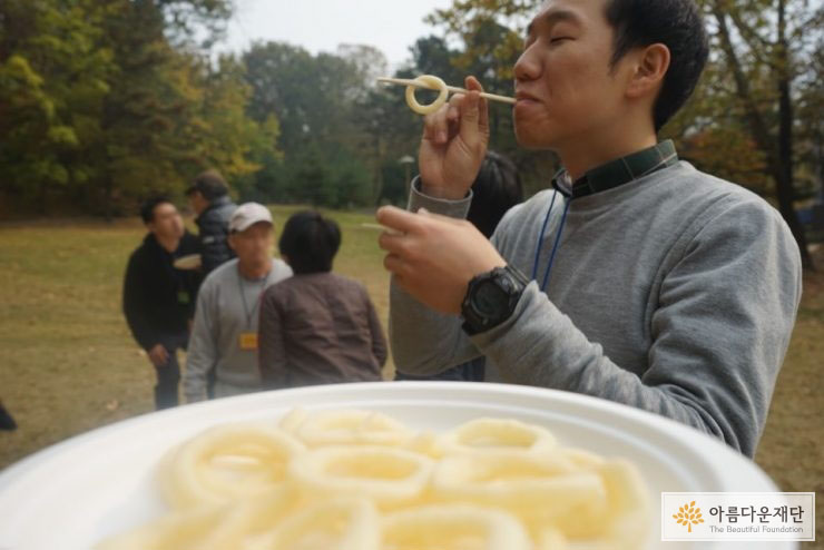함께 레크레이션에 참여한 자원봉사자