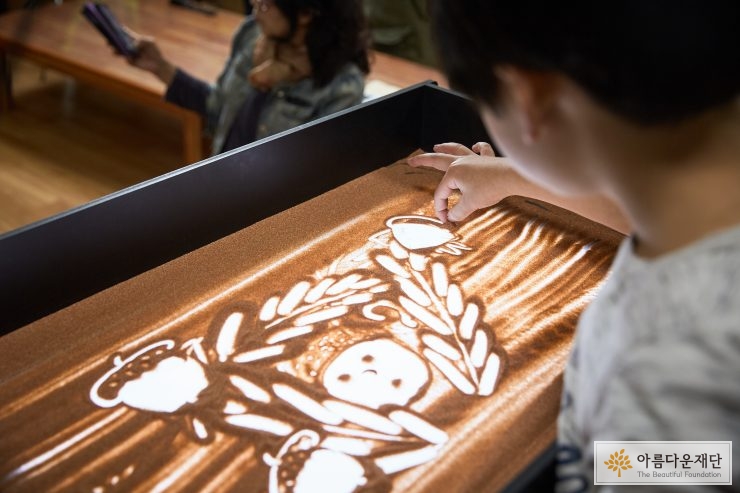 [2016 아동청소년 특기적성활동 지원사업] 포도화동지역아동센터 – 빛과 이야기와 샌드아트 썸네일 이미지