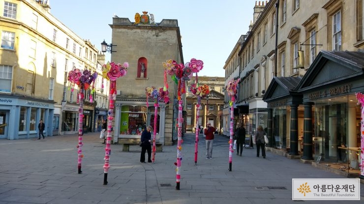 [영국기행①] 거리를 물들이는 Yarn Bombing(뜨개실 폭탄) 썸네일 이미지