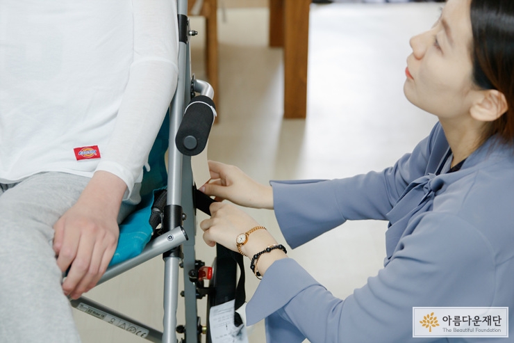 [2017 장애아동청소년 맞춤형 보조기구 지원사업] 스물 네 개의 행복을 실현하는 걸음걸음 썸네일 이미지