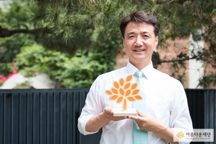 안녕하세요. 아름다운재단 사무총장 권찬입니다. 썸네일 이미지