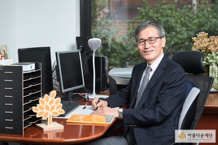 안녕하십니까. 아름다운재단 신임 이사장 한찬희입니다. 썸네일 이미지