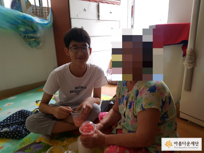 마을 어르신과 수박 화채를 함께 먹는 청소년 모습