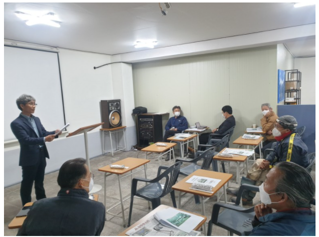 문경시민학교에 참여한 참가자들의 강사의 강연을 듣고 있다.