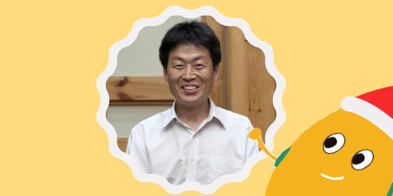 타들어가는 크리스마스 트리를 지키는 산타들이 있다 썸네일 이미지