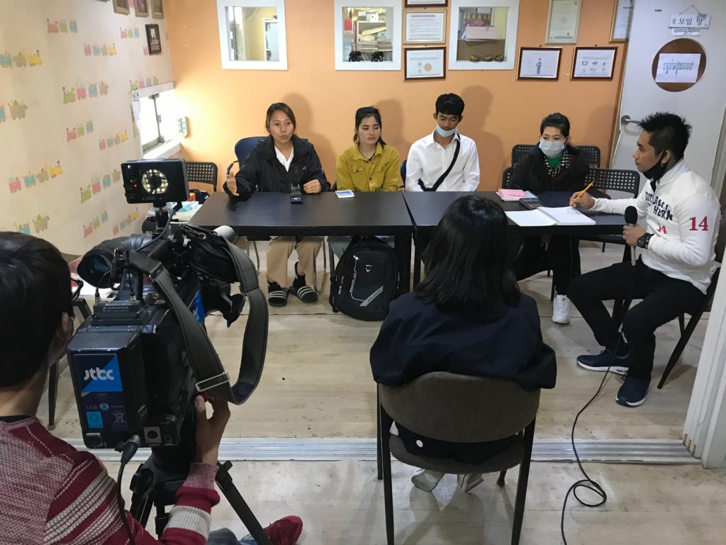 미나(맨 왼쪽)씨가 JTBC와 인터뷰를 하고 있다. 경기도 안산의 이주인권단체인 '지구인의 정류장'에 캄보디아 노동자들이 모여, 사업주의 임금체불, 최저임금을 못받는 상황, 열악한 주거환경 등을 토로했다. ⓒ우춘희