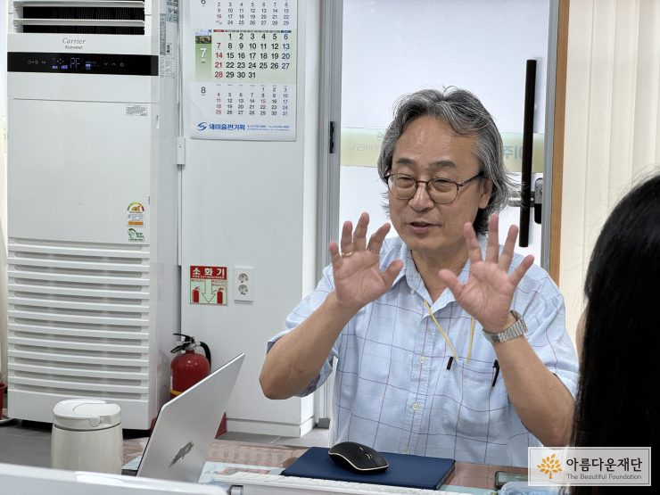 나오미센터 김상훈 사무국장이 두 손을 들고, 이야기를 하고 있다.