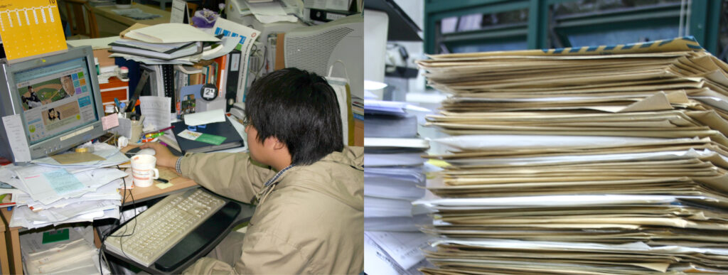 당시 한 동료의 책상과 모니터, 쌓여있는 서류들