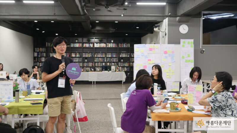 모둠에서 서로의 이야기를 공유하고 있다