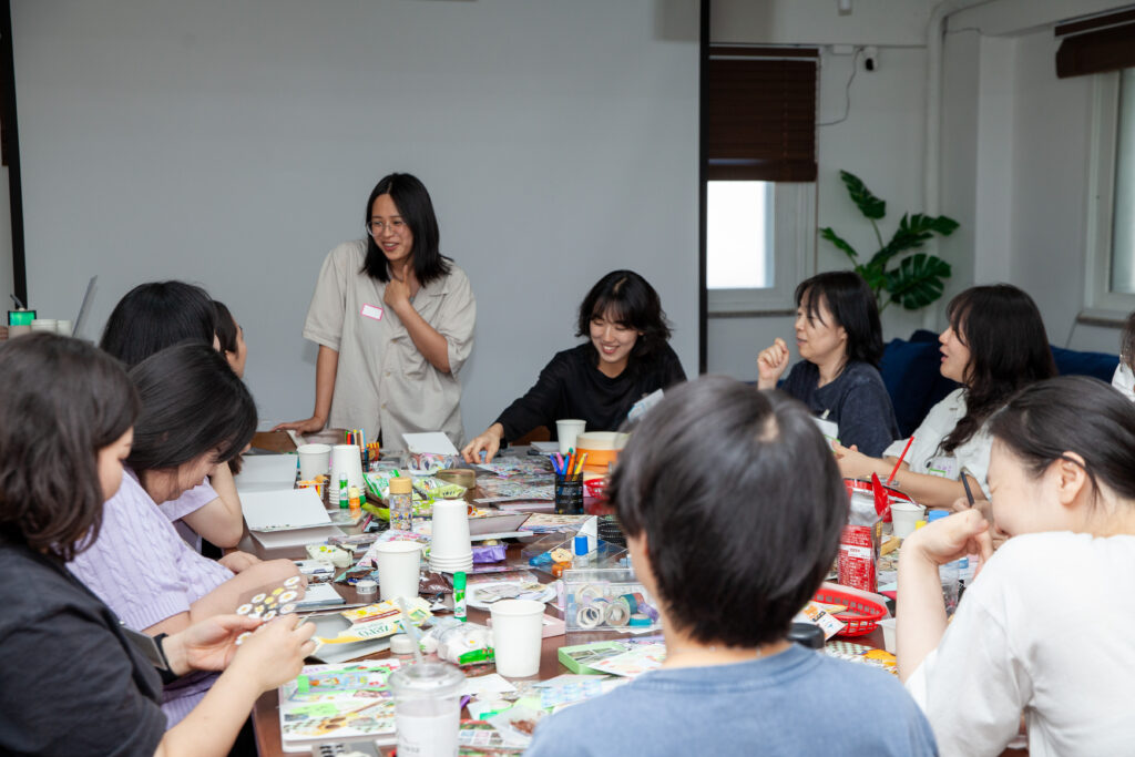 미술 소통 프로그램을 진행 중인 변우리 선생님과 웃고 있는 참가자들