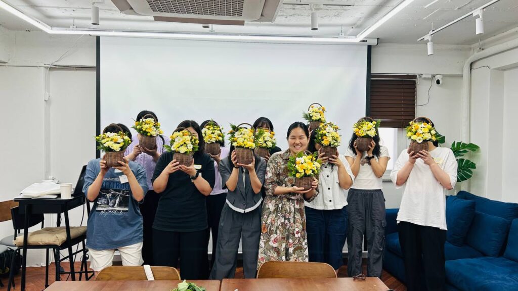 완성된 꽃바구니를 들고 찍은 기념사진