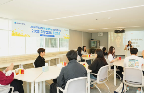 “가르친다고 생각했는데, 오히려 배우고 있었어요.” 썸네일 이미지