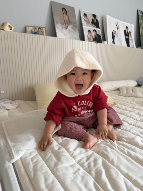 은재가 앉아서 환하게 웃고 있는 사진