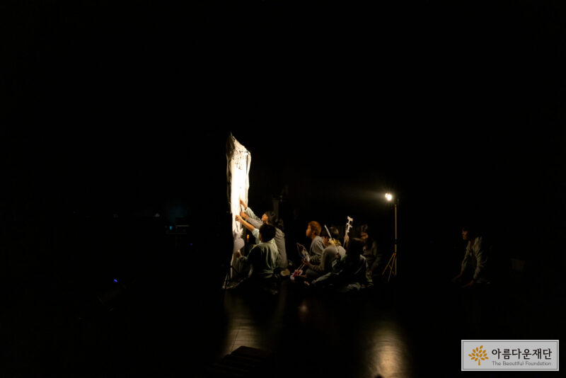 늘푸른지역아동센터의 그림자연극 공연 장면