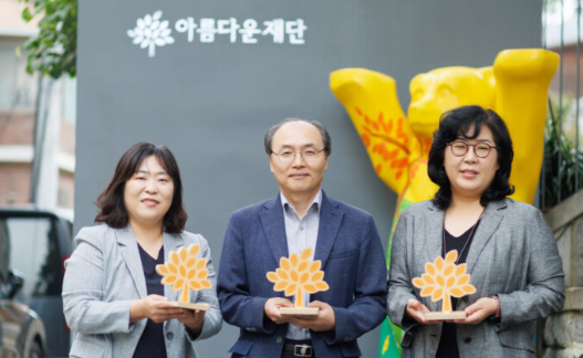 21년 간 아동, 청소년을 바라본 어른들이 있다 썸네일 이미지