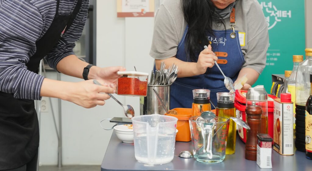 네트워킹 요리 프로그램에 참여한 미아 청년