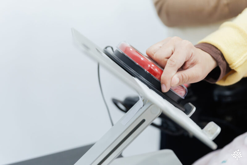 ‘게임으로 직업까지 꿈꿔요’ 중증장애인의 가능성을 열어준 보조기기 썸네일 이미지