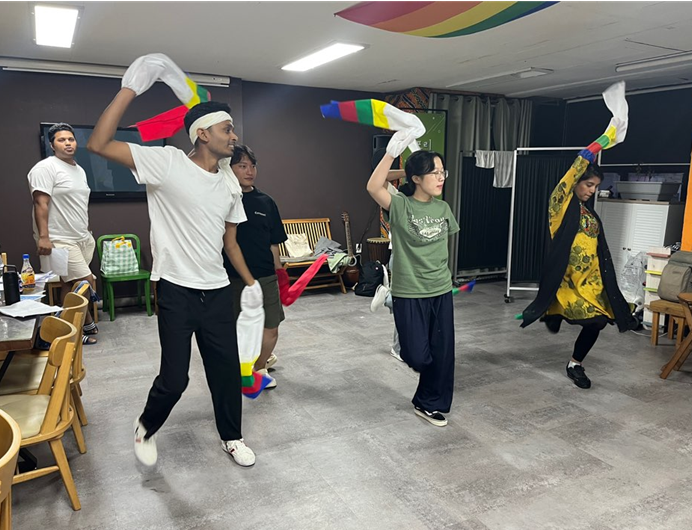 우리는 사람이기에 사람답게 살아야 한다! 우당탕탕 이주 유랑극단의 신나는 고난기 썸네일 이미지