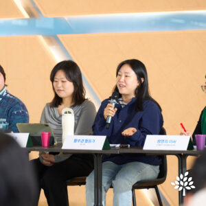 토론에 나선 활동가들이 마이크를 잡고 이야기 하고 있다.