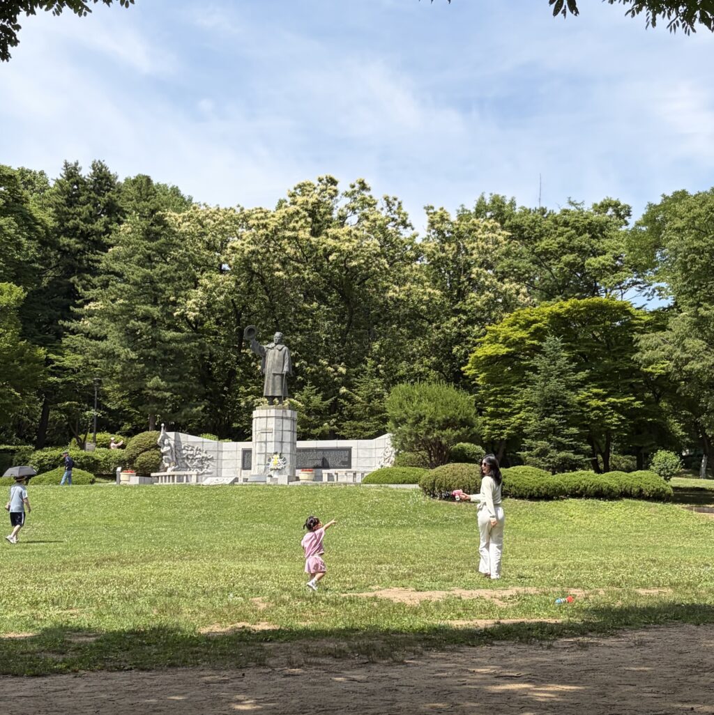 잔디에서 뛰노는 아이와 엄마의 모습