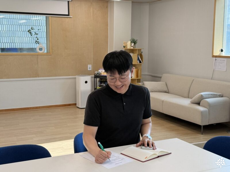 김영호 실장이 청년 공간에서 인터뷰를 진행 중이다