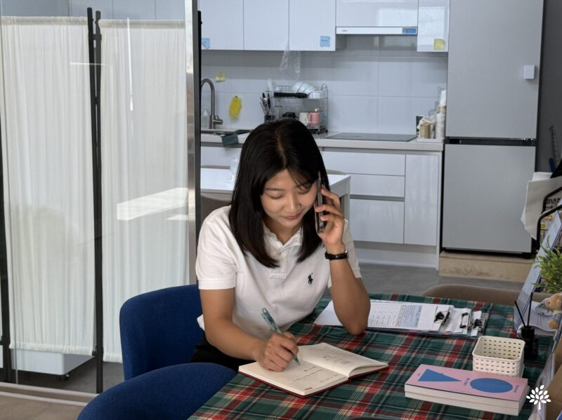 전화 상담 중인 김수진 팀장