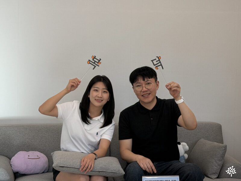 김수진 팀장과 김영호 실장이 복덕 토퍼를 들고 웃고 있다