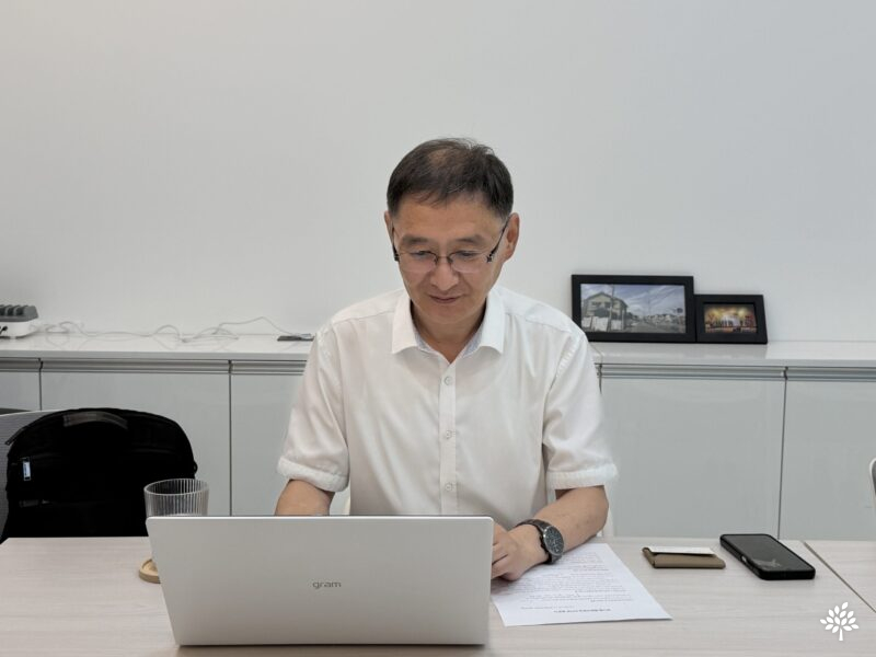 모니터를 바라보고 있는 남기철 배분위원장