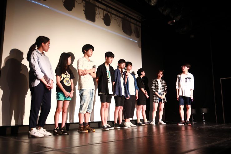 MOV가 영화제에서 무대인사를 하는 모습