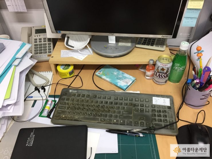 간사의 책상 사진 