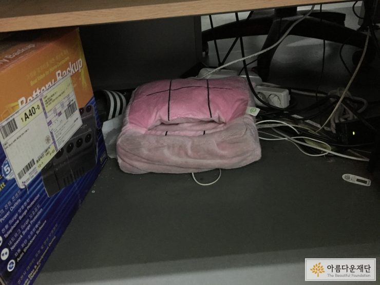 간사의 책상 사진 